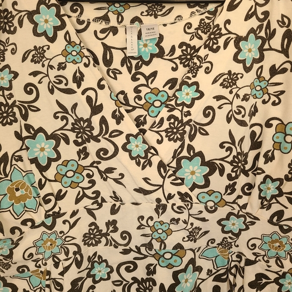 (406) Nick and Sarah Woman's Blouse, Size: 1X Color: White, Black, and Blue - Picture 7 of 16